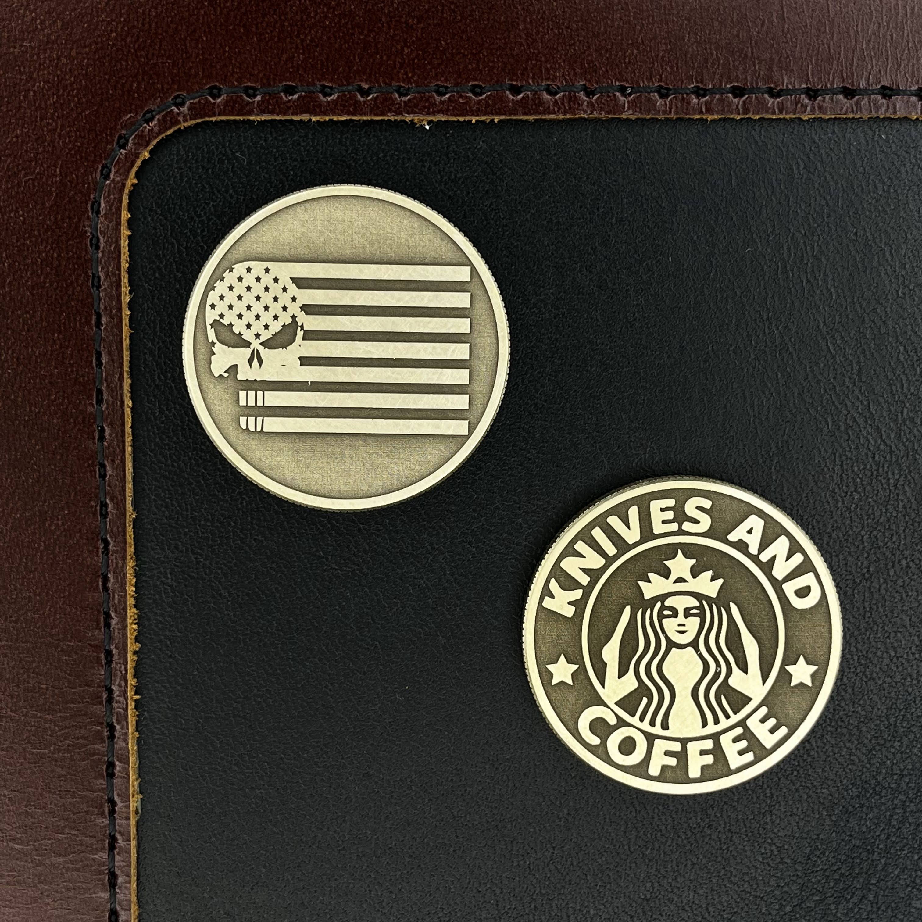 Antistresová mince US vlajka / Knives and Coffee